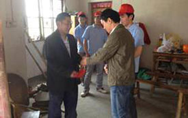 五四青年节合肥桃色无码视频网葡萄酒有限公司团支部带领公司团员慰问困难户